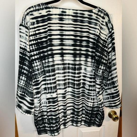 Chico’s Women’s Black & White Beautiful Blouse ~ Size 2 - Picture 7 of 11